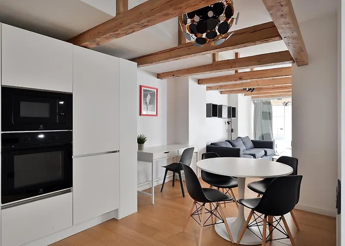 Modern & Central 2Bdrm Apartment